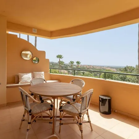 Precioso Elvira Hills