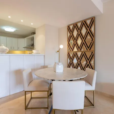 Precioso Elvira Hills *