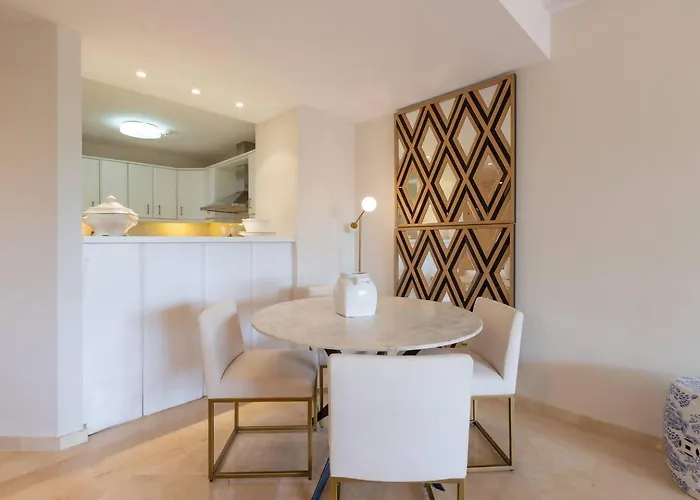 Precioso Elvira Hills *