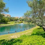 Precioso Elvira Hills.